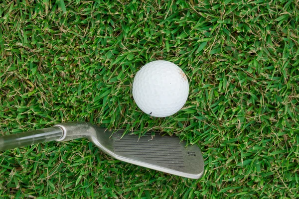 Balle de golf et club de golf sur herbe — Photo
