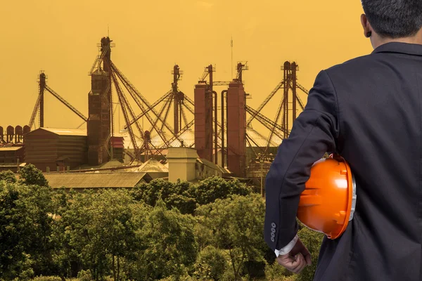 Ingenieur oranje helm voor werknemers veiligheid bedrijf op contructi — Stockfoto