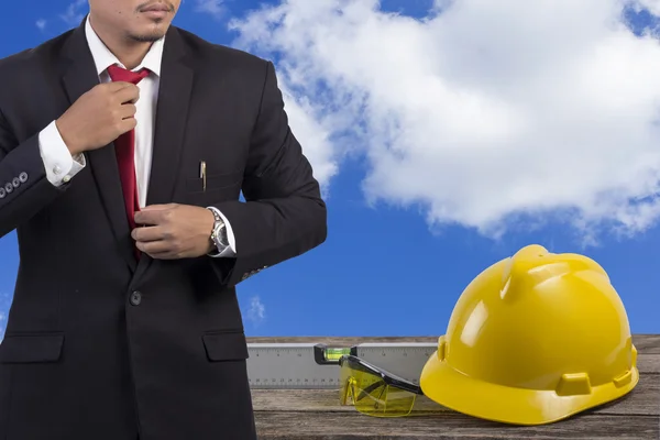 Hombre de ingeniería con casco de seguridad blanco de pie en frente de co —  Fotos de Stock