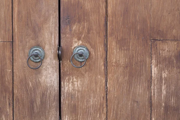 La partie de porte en bois avec poignée en métal — Photo