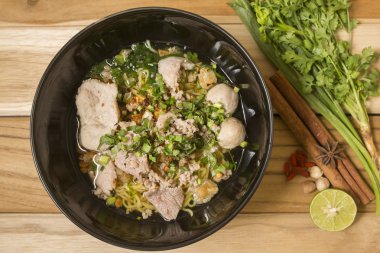 Lezzetli pirinç noodle ile yakın çekim 