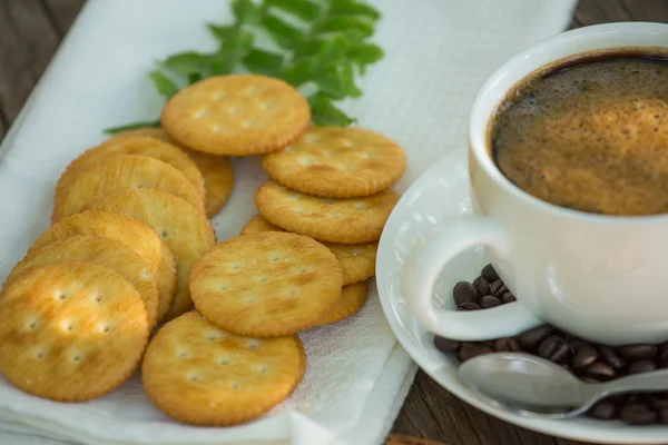 Tasse Kaffee auf einem Holzbrett und Kekse — Stockfoto