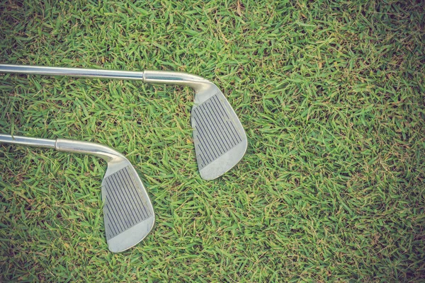 Golfovou hůl a míček v trávě vintage barevná — Stock fotografie