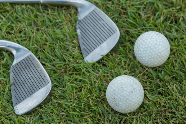 Golf sopası ve top çimenlerde. — Stok fotoğraf