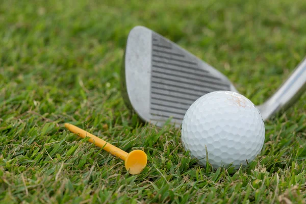 Clube de golfe e bola na grama — Fotografia de Stock