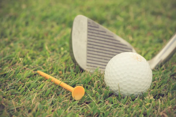 Golf club och bollen i gräs vintage färg — Stockfoto