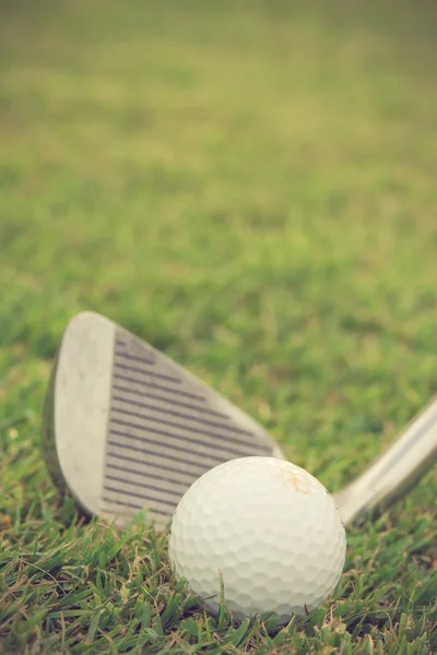 高尔夫俱乐部和球在草复古色调 — 图库照片