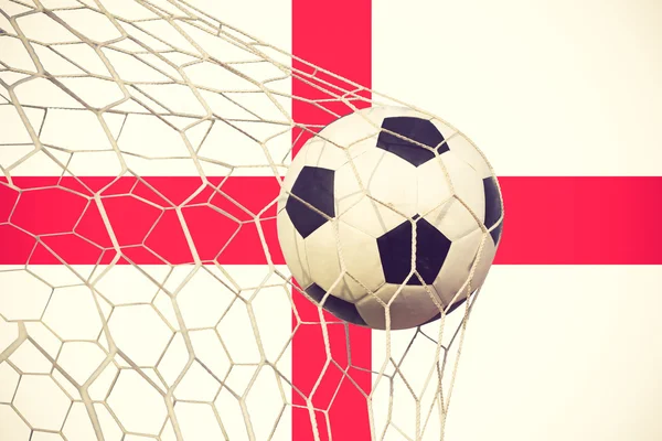Objetivo de fútbol. Bandera de Inglaterra con una pelota de fútbol en una red vintage co — Foto de Stock