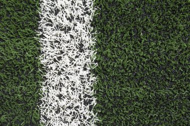 Yeşil futbol sahasında beyaz şerit.
