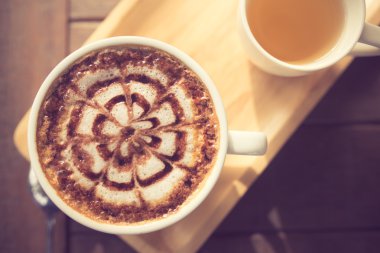 Latte Kahve sanat ile çay Kupası vintage renk ahşap masa