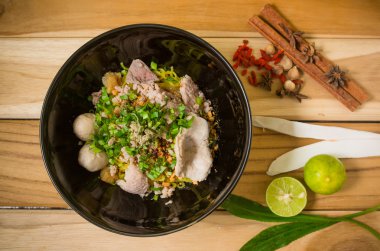 Asya tarzı domuz erişte çorbası