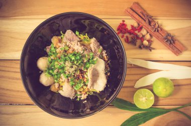 Asya tarzı domuz erişte çorbası vintage renk