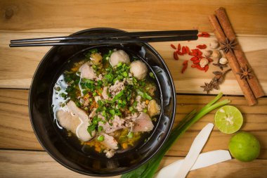 Asya tarzı domuz erişte çorbası