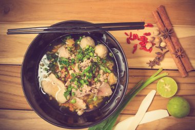 Asya tarzı domuz erişte çorbası vintage renk