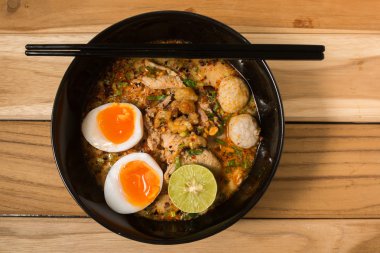 Bir kase içinde Tay çorbası baharatlı erişte çorbası tadı ve örneğin haşlanmış