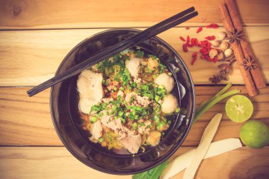 Asya tarzı domuz erişte çorbası vintage renk