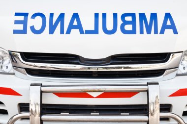 Ambulansın radyatör kaputu ( ters alfabe )