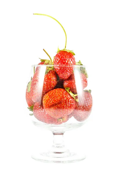 Fragole in bicchiere di vino — Foto Stock