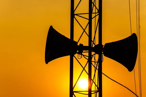 Lautsprecher auf Säule und Sonnenuntergang am Abend — Stockfoto