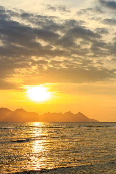 Soluppgången över havet — Stockfoto