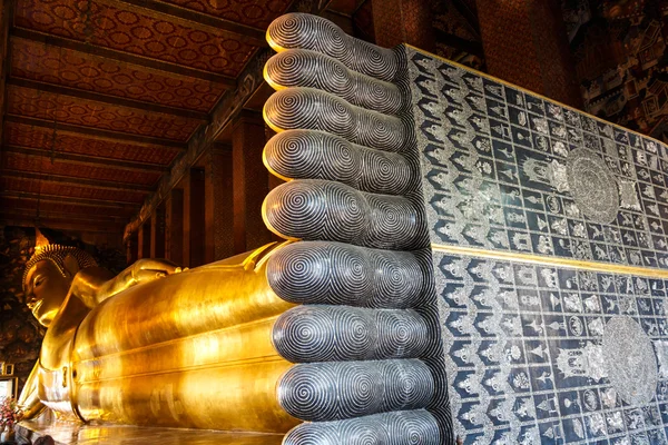 "Reclinando Buda "en Wat Pho (Wat Phrachettuphon), (Templo de Re — Foto de Stock