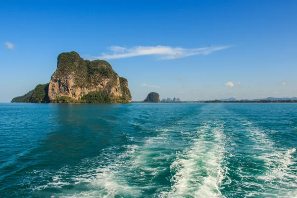 Isla en el mar azul en Trang enTailandia — Foto de Stock