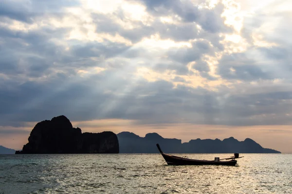 Raio de sol e barco — Fotografia de Stock