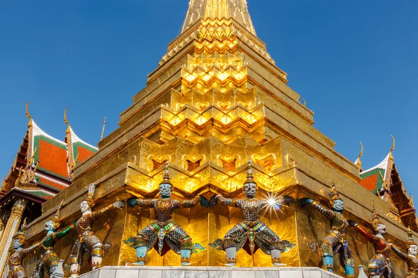 Estatua gigante sostiene base de pagoda — Foto de Stock