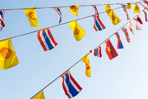 Bandiere nazionali e bandiere della Ruota del Dhamma — Foto Stock