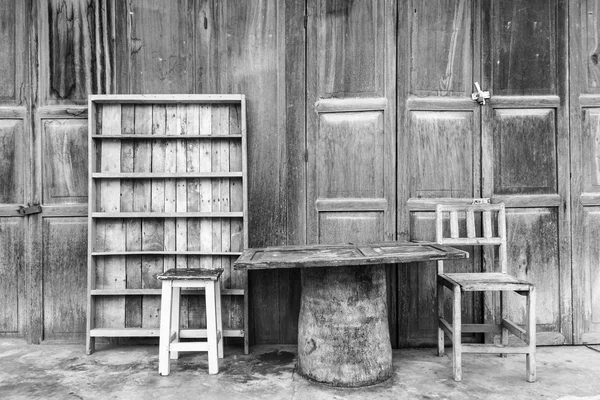 Mesa de madera, sillas, estante frente a la casa de madera —  Fotos de Stock