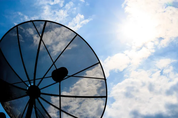 Antenne parabolique et ciel nuageux avec rayon de soleil — Photo