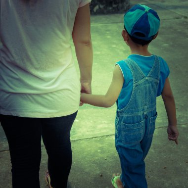 Anne oğlu ile yürüyor