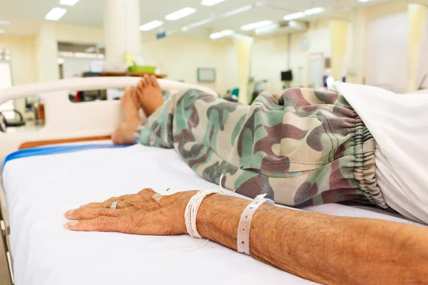 Paciente acostado en la cama en la sala de emergencias — Foto de Stock