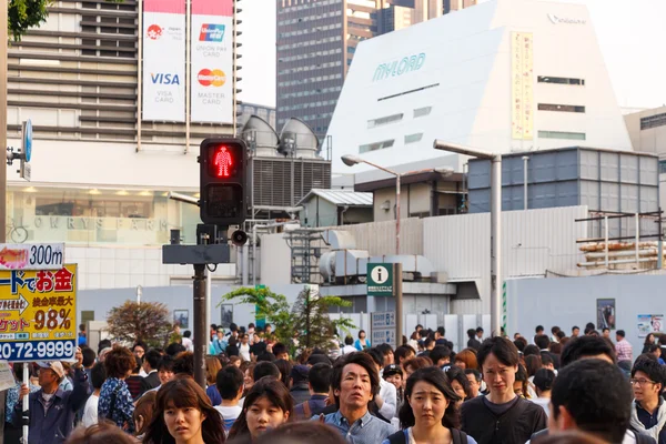 2014 年 5 月 25 日 - 東京都。多くの人々 が通りを横切ると tr — ストック写真