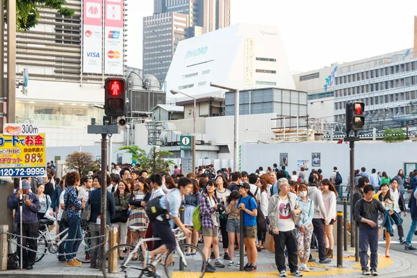 Tokyo, Japan - 25 maj, 2014. Många människor över gatan och tr — Stockfoto
