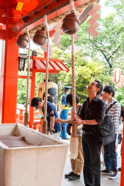 Tokyo, Japonya - 25 Mayıs, 2014 birçok kişi para ve benedic bağış — Stok fotoğraf