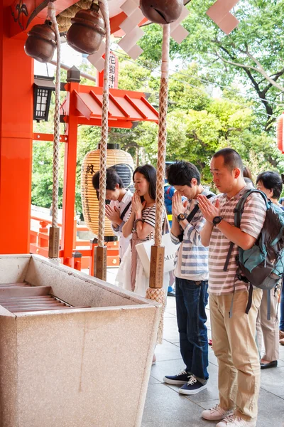 Tokyo, Japonya - 25 Mayıs, 2014 birçok kişi para ve benedic bağış — Stok fotoğraf