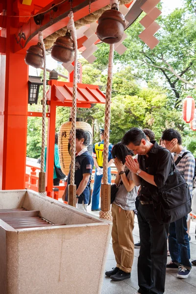 Tokyo, Japonya - 25 Mayıs, 2014 bağış birçok kişi para ve okurlarının Tapınağı Tokyo, Japonya — Stok fotoğraf