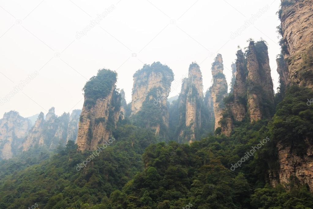 Zhangjiajie national park ( tian zhi shan ) ( Tianzi Mountain Nature Reserve ) and fog , ChinaZhangjiajie national park ( tian zhi shan ) ( Tianzi Mountain Nature Reserve ) and fog , China