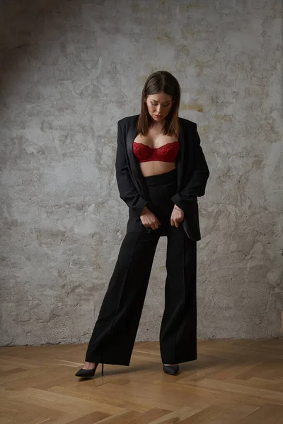 Belleza Joven Morena Vistiendo Traje Casual Negro Sujetador Rojo Posando — Foto de Stock