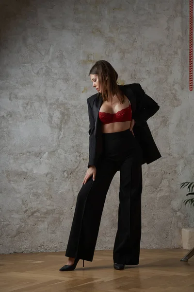 Bellezza Giovane Bruna Indossa Abito Casual Nero Reggiseno Rosso Posa — Foto Stock