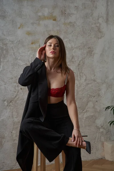 Belleza Joven Morena Vistiendo Traje Casual Negro Sujetador Rojo Posando — Foto de Stock