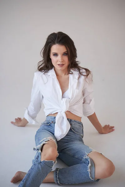 Ritratto Bellezza Bruna Camicia Bianca Jeans Blu Strappati Giovane Donna Foto Stock