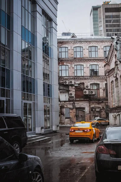 Moscow russia únor 2021 oranžové taxi auto v úzkém nádvoří metropole — Stock fotografie