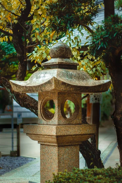 Jinja helgedom i Tokyo, Japan hatonomori hachiman augusti 2021 — Stockfoto