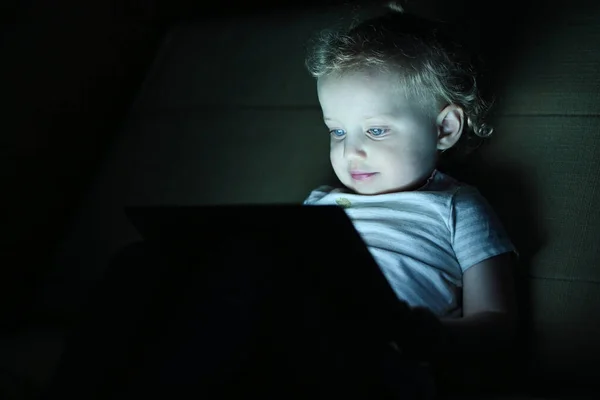 Kislány Néz Rajzfilmeket Egy Tabletta Sötétben Oldalnézet Jogdíjmentes Stock Fotók