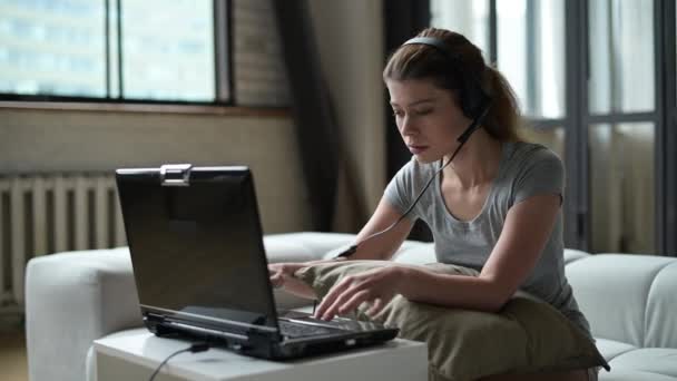 Mulher fica irritado e com raiva de um laptop velho lento e joga-lo fora da mesa — Vídeo de Stock