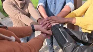 Farklı milletlerden insanların elleri birliğin sembolü olarak bir araya geldi.