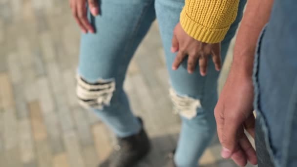 Blank man neemt hand van zwart jong vrouw, multi-etnische paar — Stockvideo
