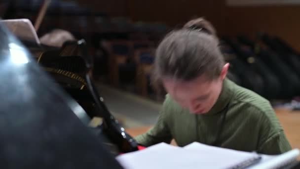 Piyanist, genç bir kadın kendini adamış bir şekilde piyano çalıyor. — Stok video
